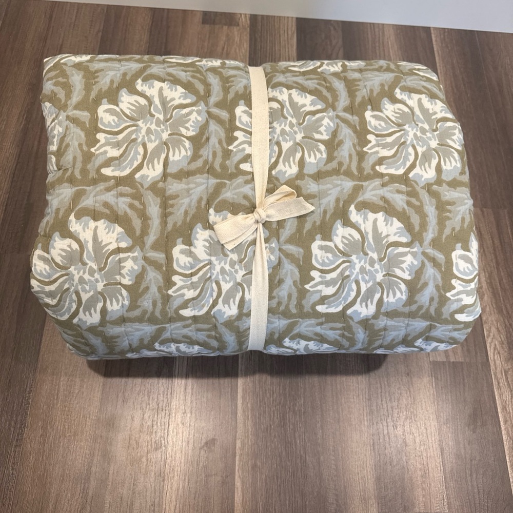 West Elm Lennon Floral Reversible Quilt Comforter - Full/ Queen